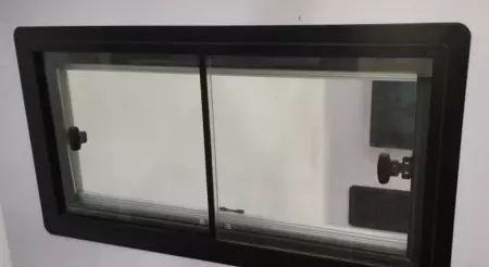 MobileComfort W7040SR, 700х400mm, Окно сдвижное для транспортных средств, шторка рулонная, антимаскитная сетка